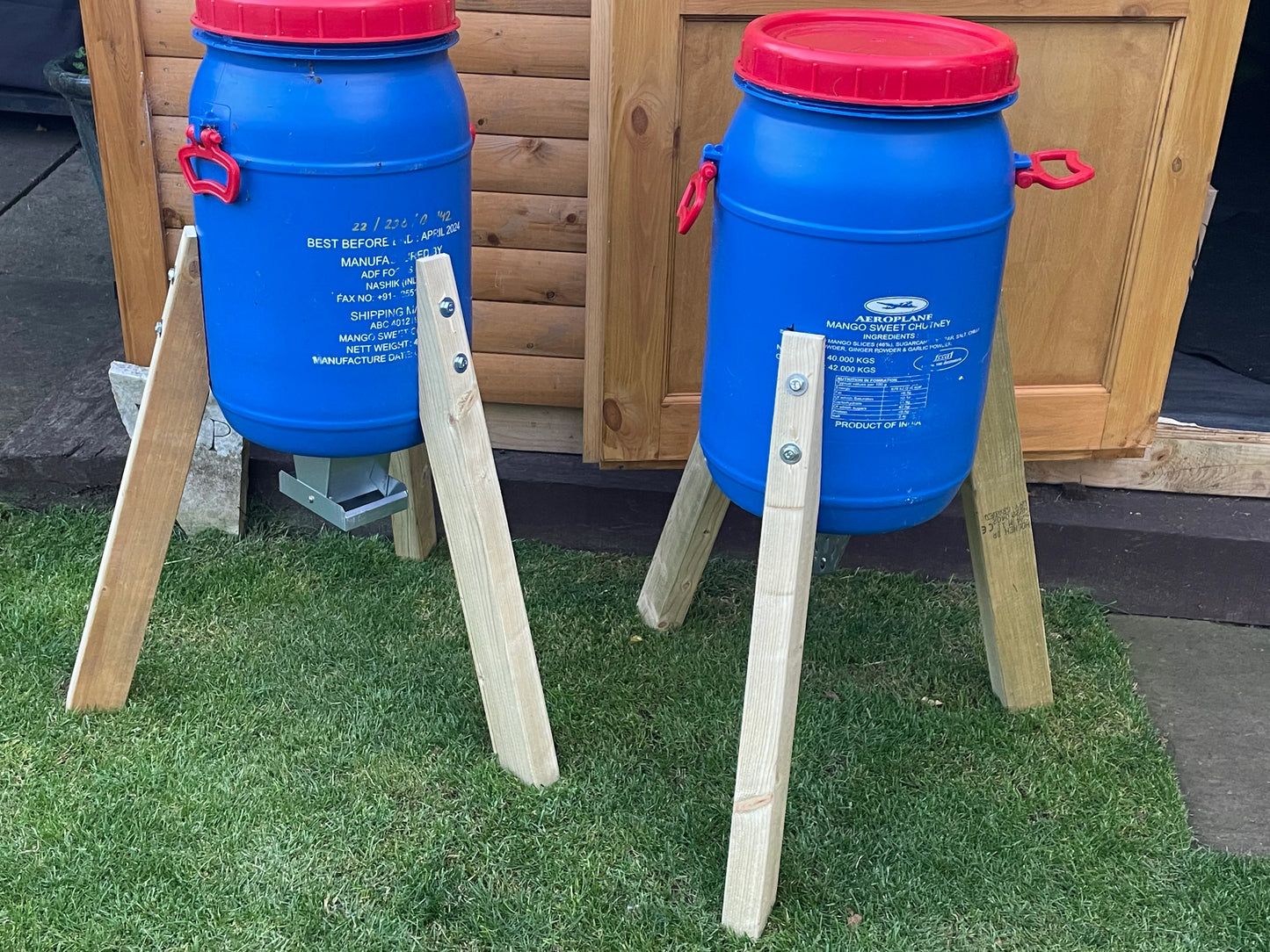 Blue barrell feeder with legs