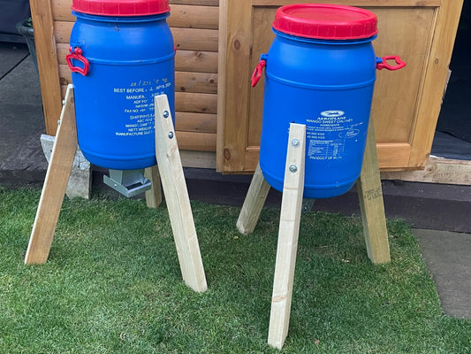 Blue barrell feeder with legs